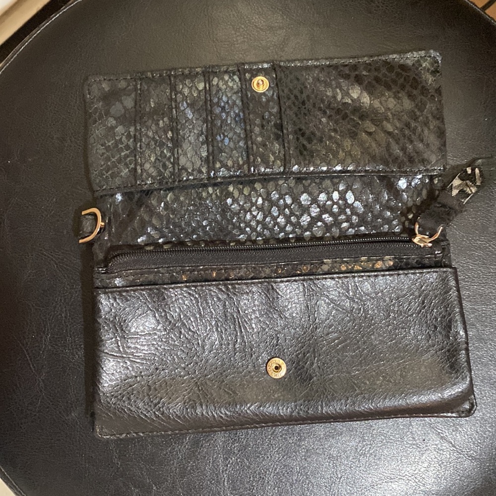 Kenneth Cole Reaction Wallet - Picture 2 of 4